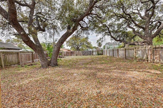 629 W Yoakum Ave, Aransas Pass, TX 78336