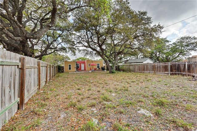 629 W Yoakum Ave, Aransas Pass, TX 78336