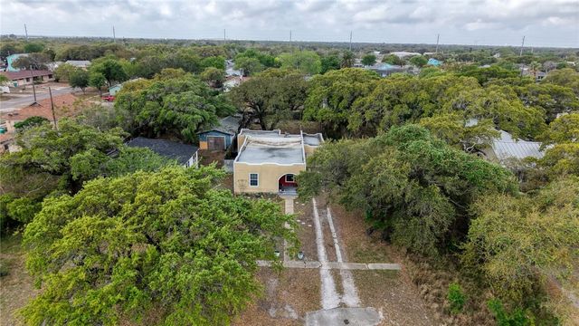 629 W Yoakum Ave, Aransas Pass, TX 78336