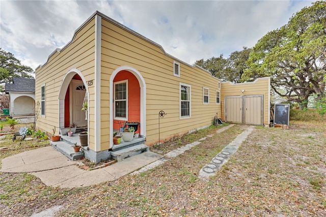 629 W Yoakum Ave, Aransas Pass, TX 78336