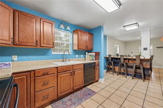 629 W Yoakum Ave, Aransas Pass, TX 78336