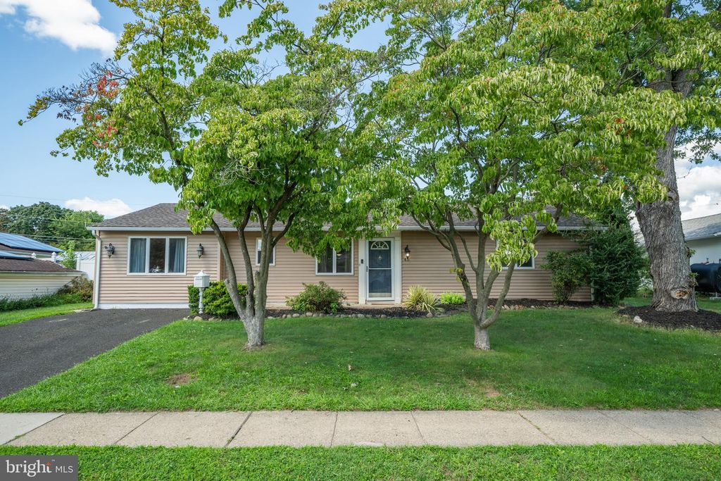 45 SCHOOLHOUSE LN, LEVITTOWN, PA 19055 — exterior