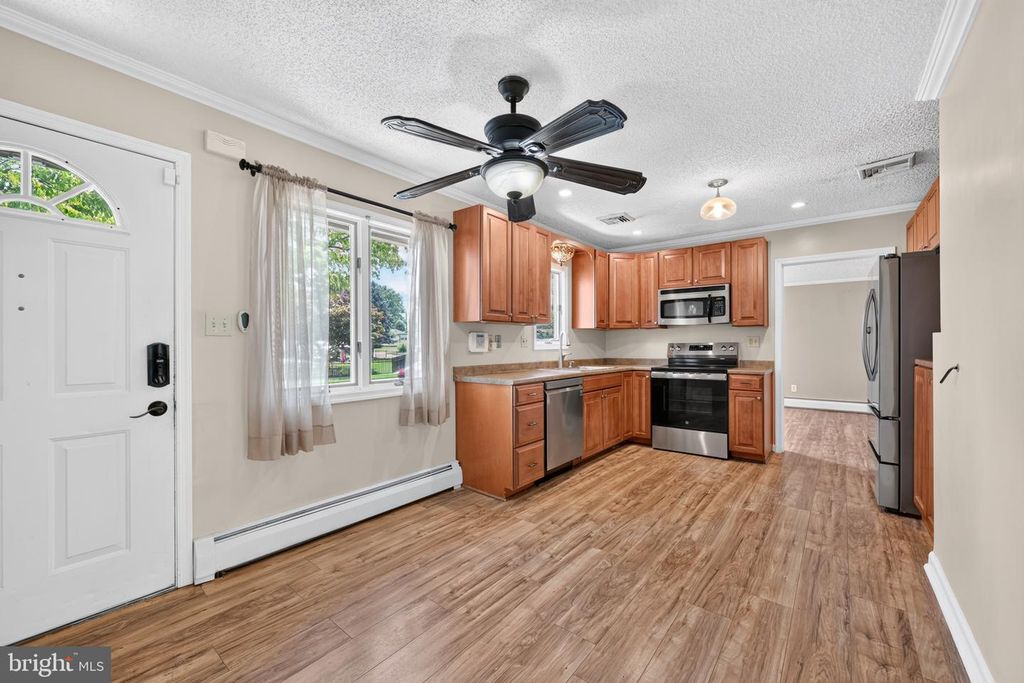 45 SCHOOLHOUSE LN, LEVITTOWN, PA 19055 — photo 2