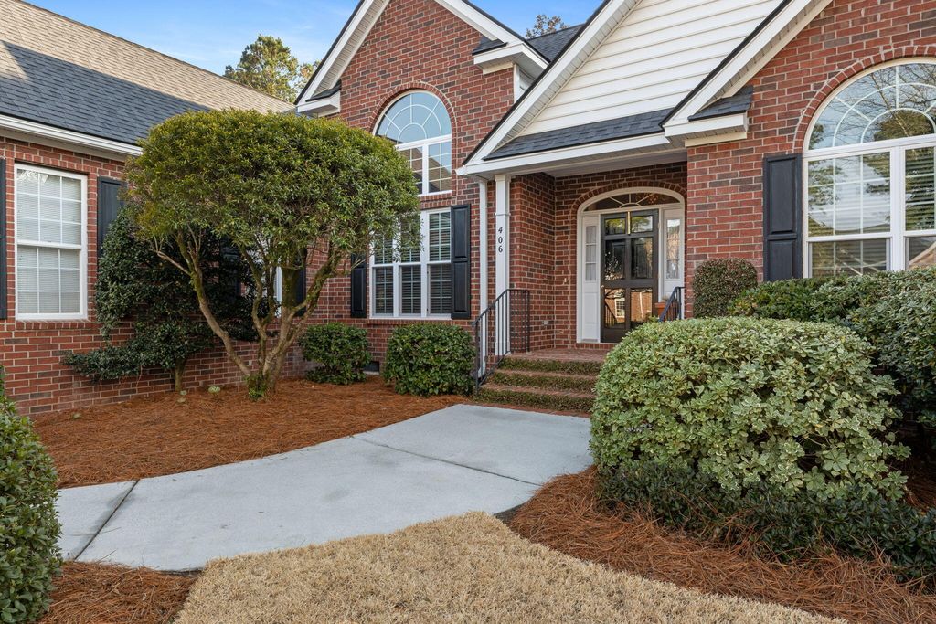 Image 4 of property listing at 406 Prestwick Court, Summerville, SC 29483