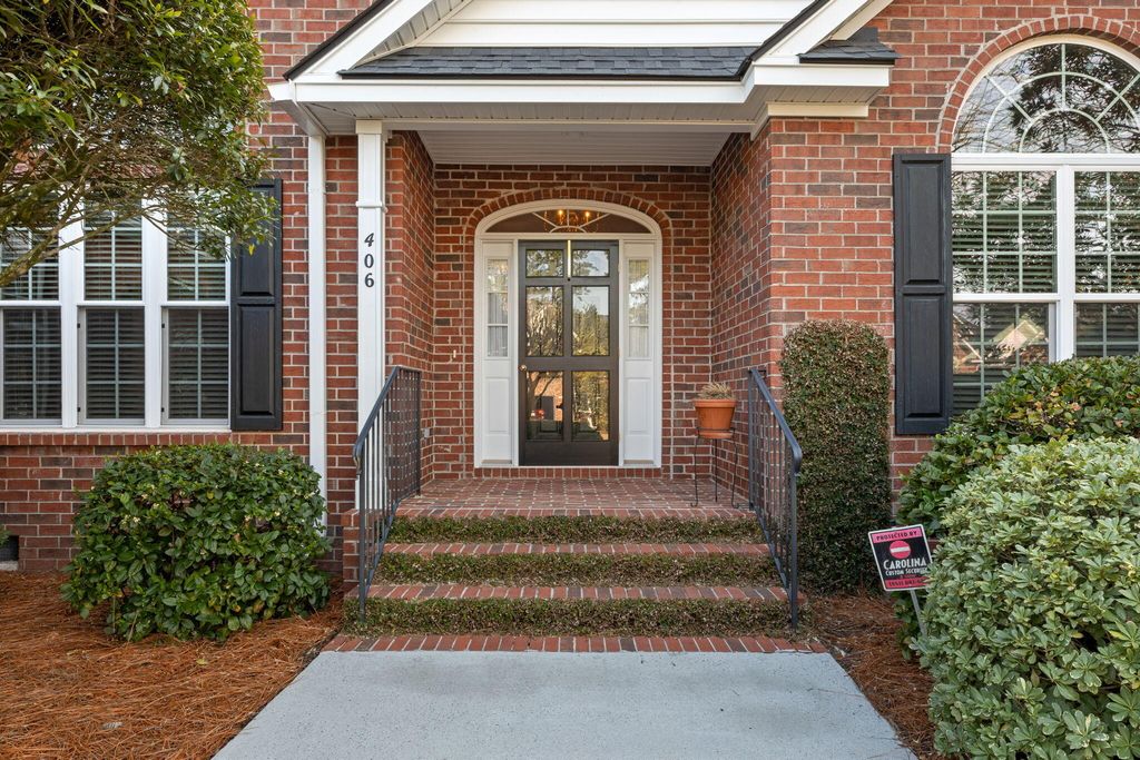 Image 5 of property listing at 406 Prestwick Court, Summerville, SC 29483