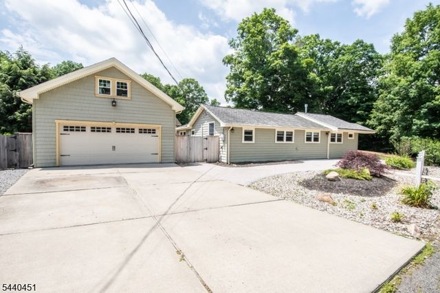 6 Ford Dr, Jefferson Twp., NJ 07438