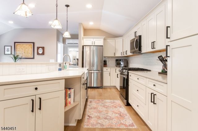 6 Ford Dr, Jefferson Twp., NJ 07438