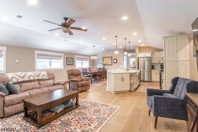 6 Ford Dr, Jefferson Twp., NJ 07438