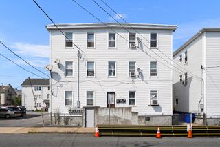992 Pine St, Fall River, MA 02720