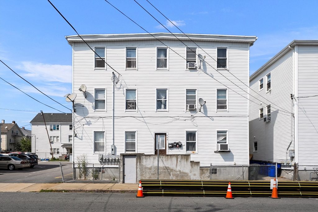 992 Pine St, Fall River, MA 02720