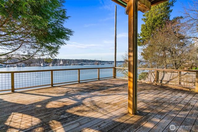 1323 East Bay Drive NE, Olympia, WA 98506