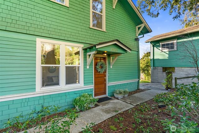 1323 East Bay Drive NE, Olympia, WA 98506