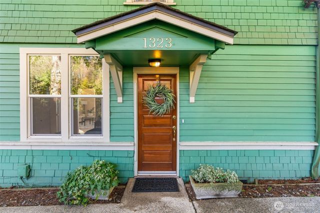 1323 East Bay Drive NE, Olympia, WA 98506