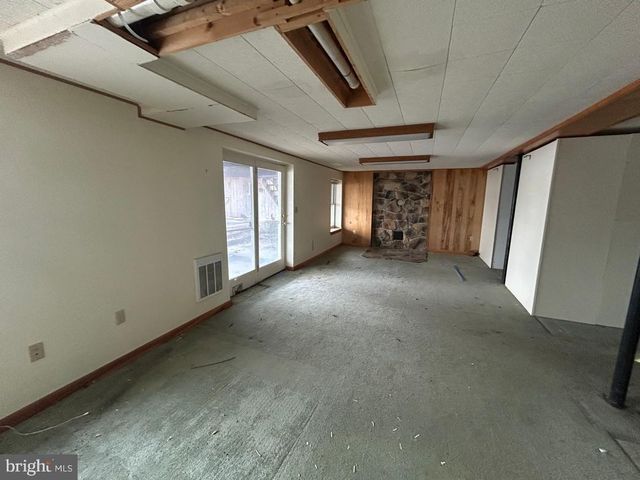 1048 KUNKLE DR, Chambersburg, PA 17202