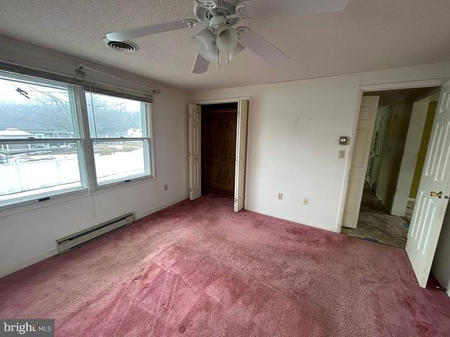 1048 KUNKLE DR, Chambersburg, PA 17202