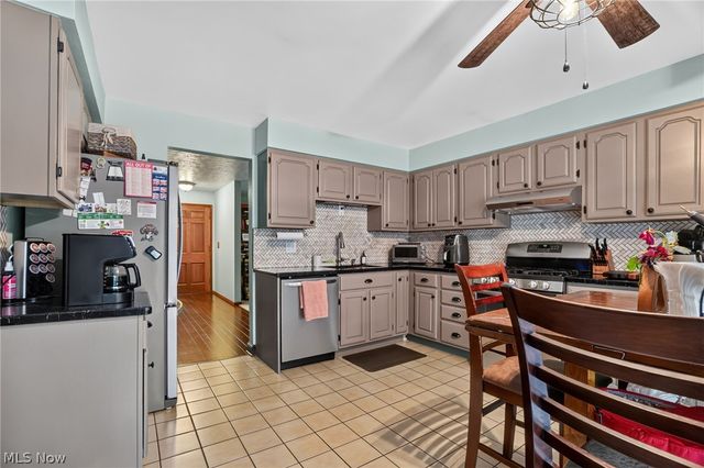15000 S Crestwood Drive, Middlefield, OH 44062