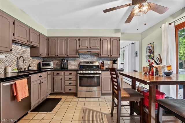 15000 S Crestwood Drive, Middlefield, OH 44062