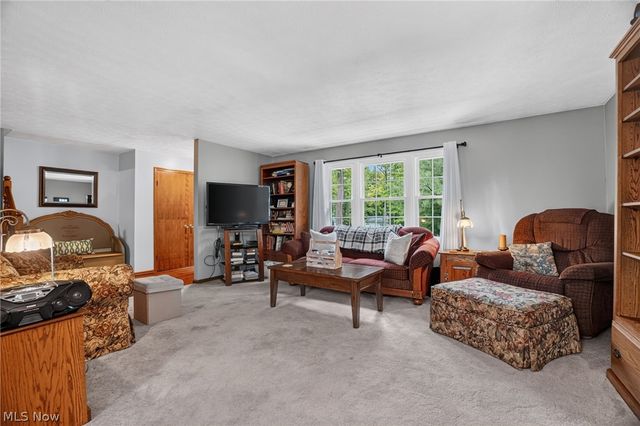 15000 S Crestwood Drive, Middlefield, OH 44062