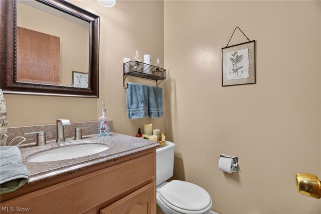 15000 S Crestwood Drive, Middlefield, OH 44062