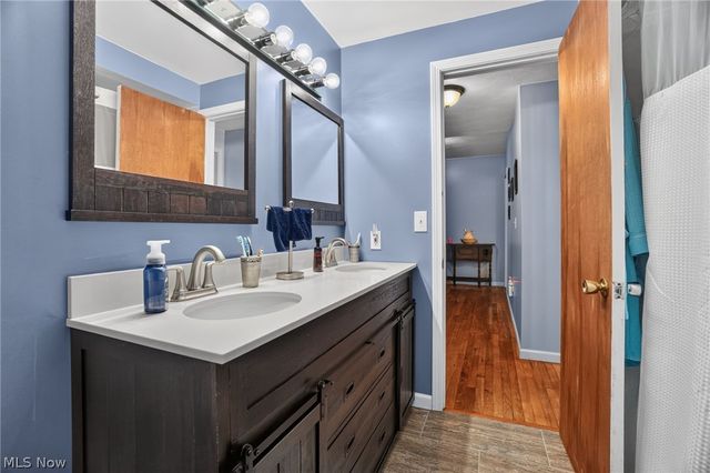 15000 S Crestwood Drive, Middlefield, OH 44062