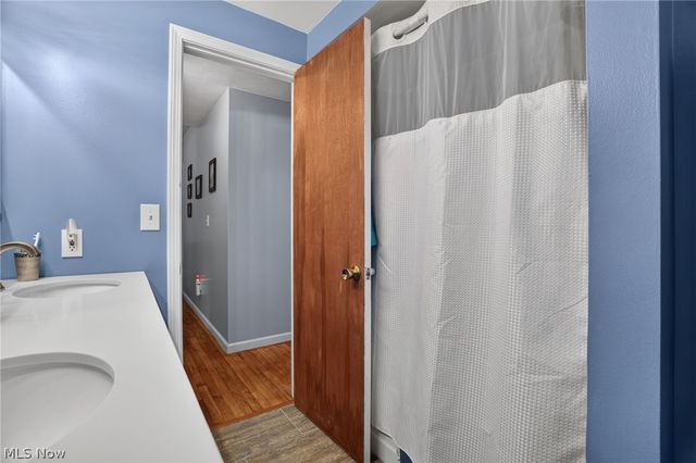 15000 S Crestwood Drive, Middlefield, OH 44062