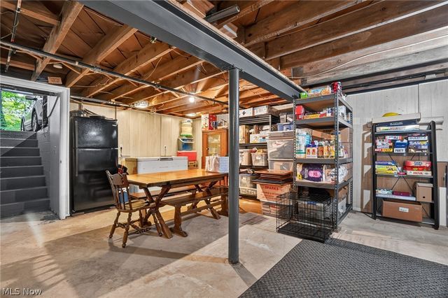 15000 S Crestwood Drive, Middlefield, OH 44062