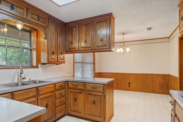 357 S Lindenwood, Hewitt, TX 76643