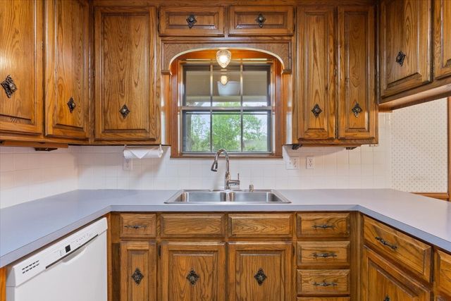 357 S Lindenwood, Hewitt, TX 76643