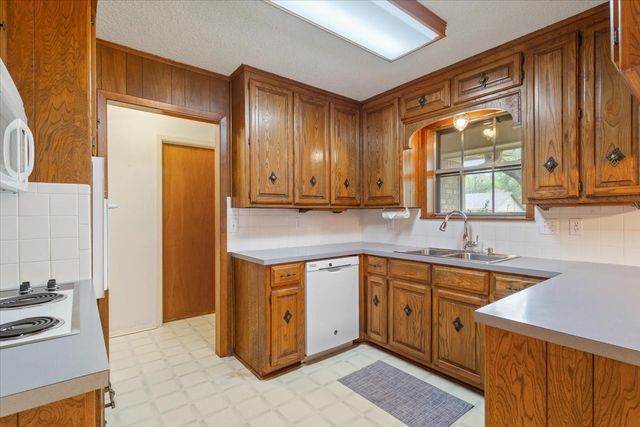 357 S Lindenwood, Hewitt, TX 76643