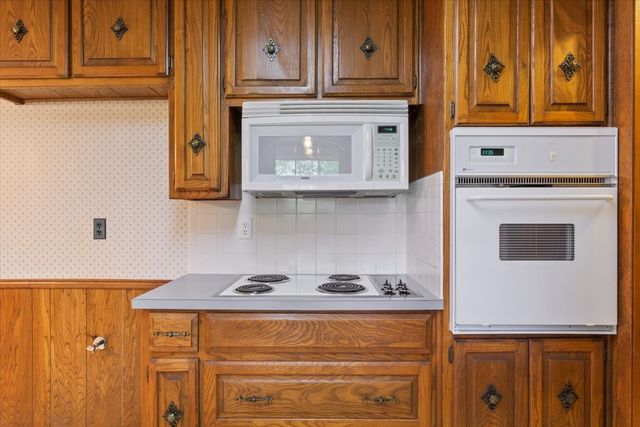 357 S Lindenwood, Hewitt, TX 76643