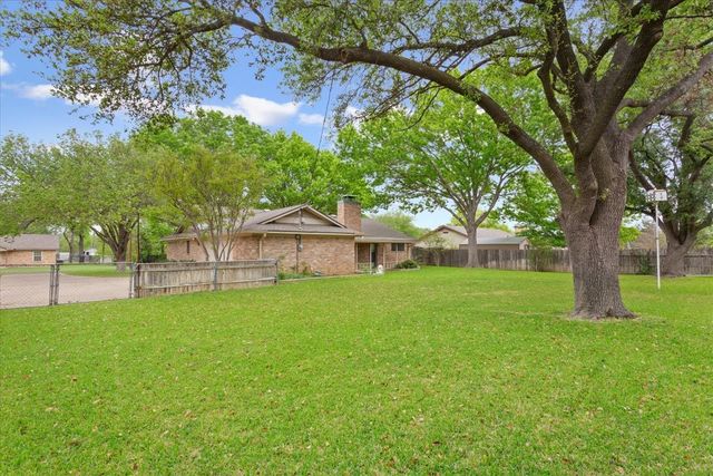 357 S Lindenwood, Hewitt, TX 76643