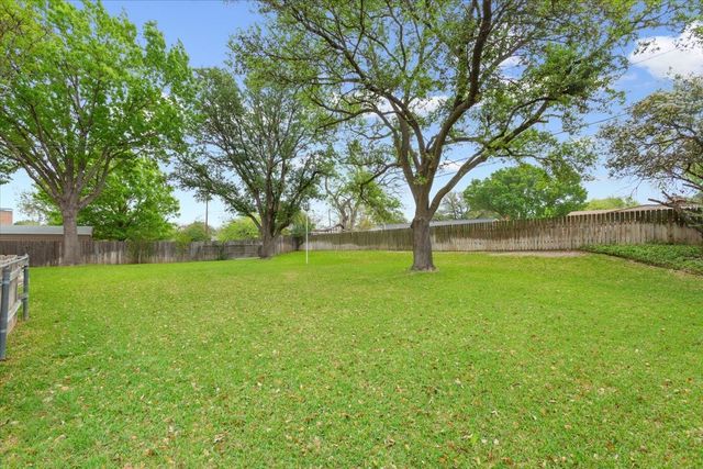 357 S Lindenwood, Hewitt, TX 76643