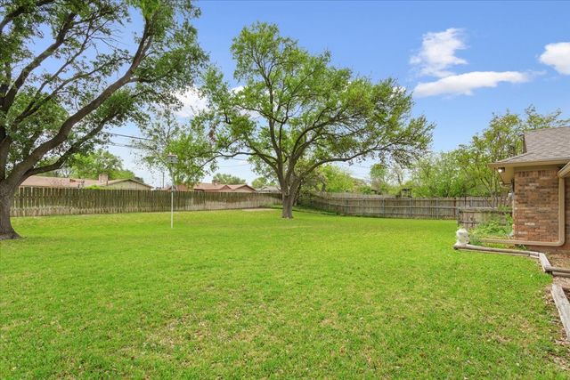 357 S Lindenwood, Hewitt, TX 76643