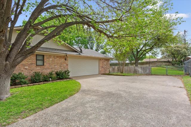 357 S Lindenwood, Hewitt, TX 76643