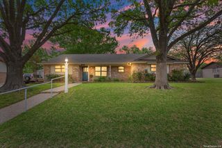 357 S Lindenwood, Hewitt, TX 76643