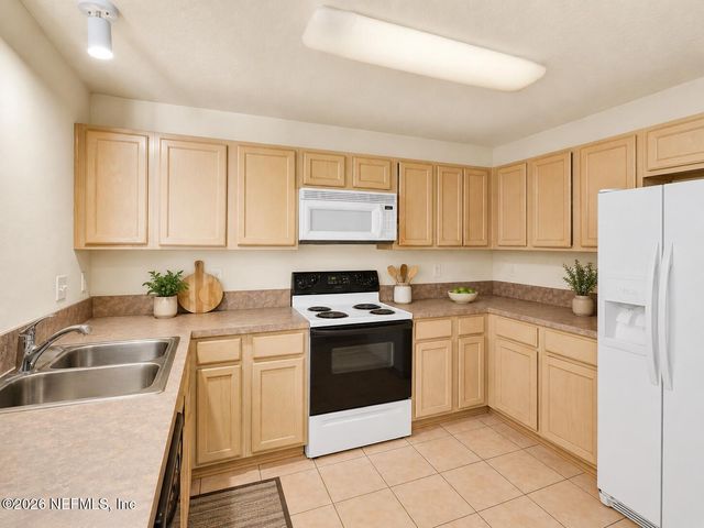 6111 MAGGIES Circle 115, Jacksonville, FL 32244