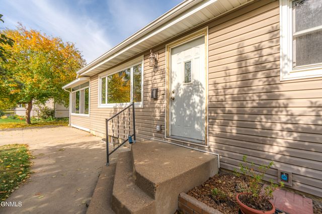 1016 W Sweet Avenue W, Bismarck, ND 58504 property photo