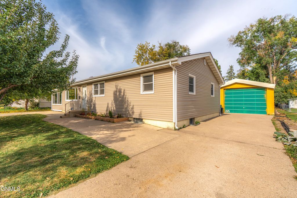 1016 W Sweet Avenue W, Bismarck, ND 58504 photo 2