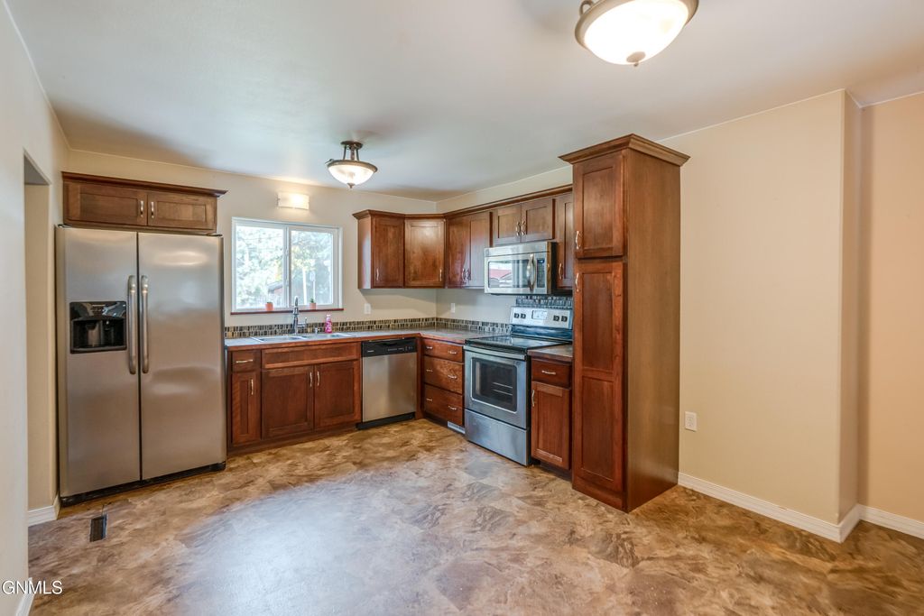 1016 W Sweet Avenue W, Bismarck, ND 58504 photo 3