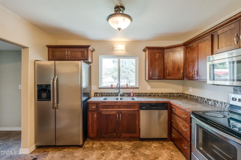 1016 W Sweet Avenue W, Bismarck, ND 58504 photo 4
