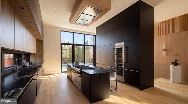 2717 TENNYSON ST NW, Washington, DC 20015