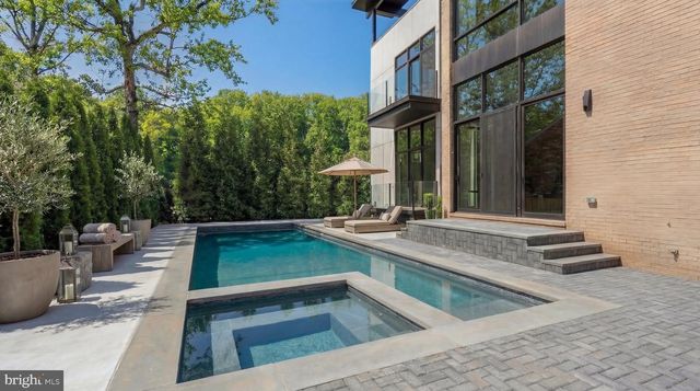 2717 TENNYSON ST NW, Washington, DC 20015