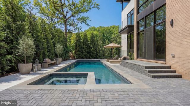 2717 TENNYSON ST NW, Washington, DC 20015