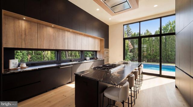 2717 TENNYSON ST NW, Washington, DC 20015