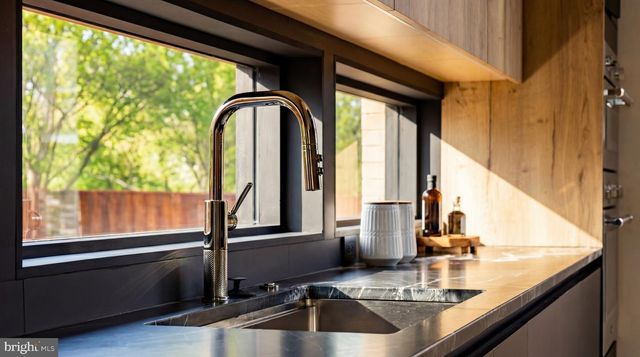 2717 TENNYSON ST NW, Washington, DC 20015