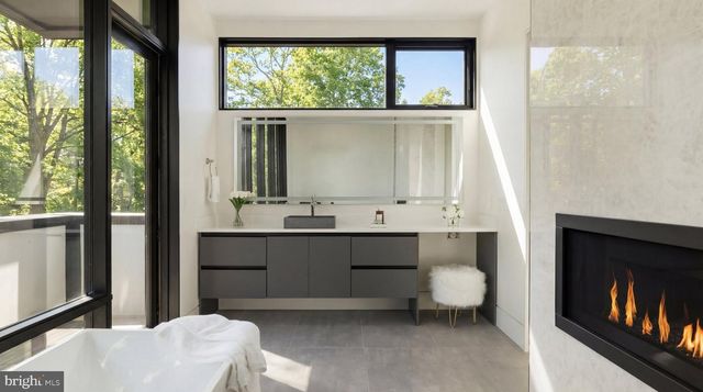 2717 TENNYSON ST NW, Washington, DC 20015