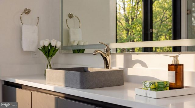 2717 TENNYSON ST NW, Washington, DC 20015