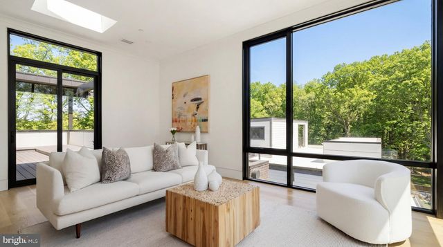 2717 TENNYSON ST NW, Washington, DC 20015