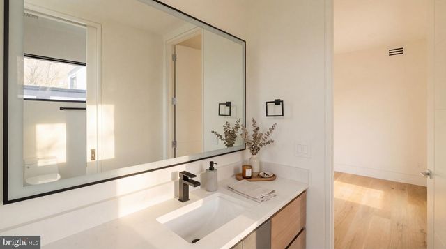 2717 TENNYSON ST NW, Washington, DC 20015