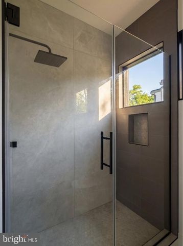 2717 TENNYSON ST NW, Washington, DC 20015